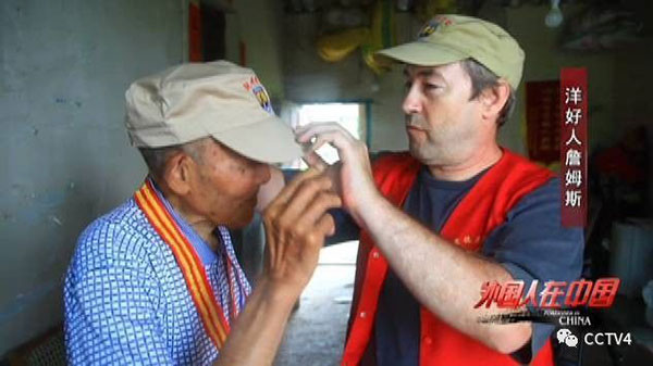 James helps adjust a veteran's hat. (Photo/screeshot of CCTV) James helps adjust a veteran's hat. (Photo/screeshot of CCTV)