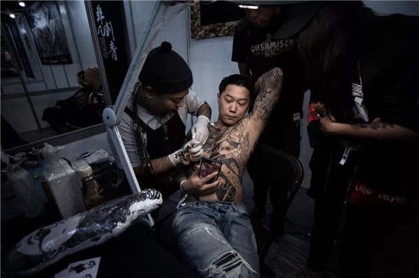 A tattooist inks a design on a customer during the China International Tattoo Convention in Ningbo in October. (Photo provided to China Daily) A tattooist inks a design on a customer during the China International Tattoo Convention in Ningbo in October. (Photo provided to China Daily)