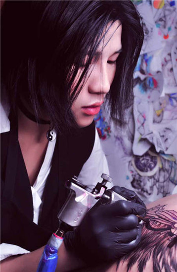 Mu Mu, a tattooist from Just Tattoo Studio, at work. (Photo provided to China Daily) Mu Mu, a tattooist from Just Tattoo Studio, at work. (Photo provided to China Daily)
