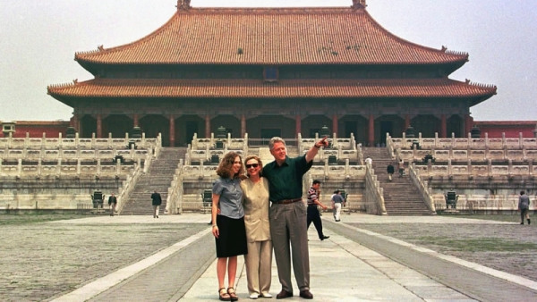 Bill Clinton and his wife Hillary Clinton and daughter Chelsea visit Beijing's Forbidden City, June 28, 1998. /China Daily Photo Bill Clinton and his wife Hillary Clinton and daughter Chelsea visit Beijing's Forbidden City, June 28, 1998. /China Daily Photo