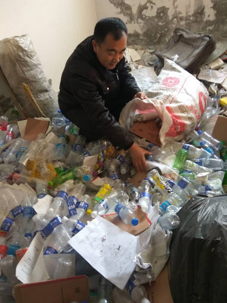He Chunyu, a middle school teacher, puts the discarded plastic bottles into a bag. (Photo provided to China Daily) He Chunyu, a middle school teacher, puts the discarded plastic bottles into a bag. (Photo provided to China Daily)