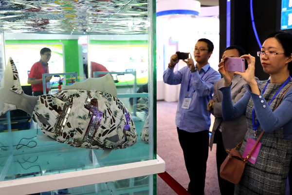 Visitors take photographs of an underwater robot in a tank at the China High-tech Fair 2017 held in Shenzhen, Guangdong province, on Nov 16, 2017. Xuan Hui / Provided to China Daily Visitors take photographs of an underwater robot in a tank at the China High-tech Fair 2017 held in Shenzhen, Guangdong province, on Nov 16, 2017. Xuan Hui / Provided to China Daily