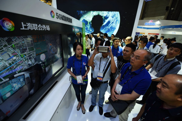 Visitors watch a live show of a 5G network trial test during the Mobile World Congress in Shanghai in June. (Photo provided to China Daily) Visitors watch a live show of a 5G network trial test during the Mobile World Congress in Shanghai in June. (Photo provided to China Daily)