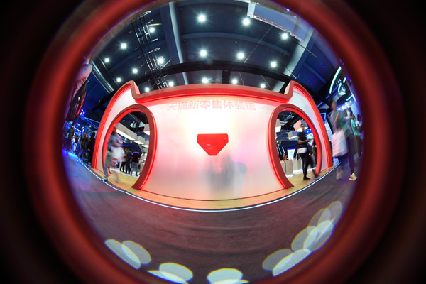 A fish-eye view of customers experiencing 'New Retail' hall of Tmall in Hangzhou in October. (Photo by Li Zhong/For China Daily) A fish-eye view of customers experiencing 'New Retail' hall of Tmall in Hangzhou in October. (Photo by Li Zhong/For China Daily)