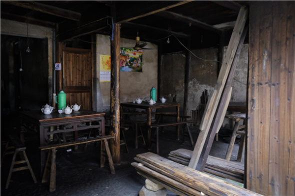 Tu Yuanqing runs his family teahouse in Maming village, a 30-minute drive from the ancient water town of Wuzhen. (Photo by Alywin Chew and Gao Erqiang/China Daily) Tu Yuanqing runs his family teahouse in Maming village, a 30-minute drive from the ancient water town of Wuzhen. (Photo by Alywin Chew and Gao Erqiang/China Daily)