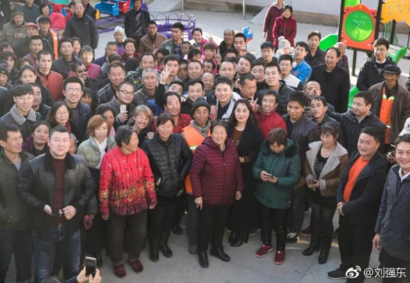 Liu Qiangdong, CEO of JD.com Inc, takes a picture with villagers at Pingshitou village in North China's Hebei province last week. (Photo/Weibo) Liu Qiangdong, CEO of JD.com Inc, takes a picture with villagers at Pingshitou village in North China's Hebei province last week. (Photo/Weibo)
