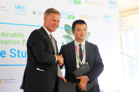 Erik Solheim, head of UN Environment, shakes hands with Dong Wenjun, Vice-President of Sina Weibo, after signing the strategic partnership at UN Environment Assembly. (Provided to China Daily) Erik Solheim, head of UN Environment, shakes hands with Dong Wenjun, Vice-President of Sina Weibo, after signing the strategic partnership at UN Environment Assembly. (Provided to China Daily)