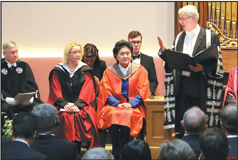 VicePremier Liu Yandong receives an honorary doctor of letters degree from the University of Edinburgh in Scotland on Tuesday. Du Xiaoying/ China Daily VicePremier Liu Yandong receives an honorary doctor of letters degree from the University of Edinburgh in Scotland on Tuesday. Du Xiaoying/ China Daily