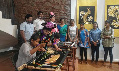 Liu Yamei, a leading cultural heritage inheritor in China, teaches Sri Lanka visitors about Manchu embroidery at an exhibition on Tuesday. (Photo: courtesy of Liu) Liu Yamei, a leading cultural heritage inheritor in China, teaches Sri Lanka visitors about Manchu embroidery at an exhibition on Tuesday. (Photo: courtesy of Liu)