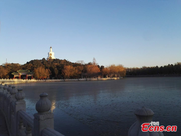 Photo taken on Dec. 8, 2017 shows a clear view of Beihai Park in Beijing. (Photo/Ecns.cn)