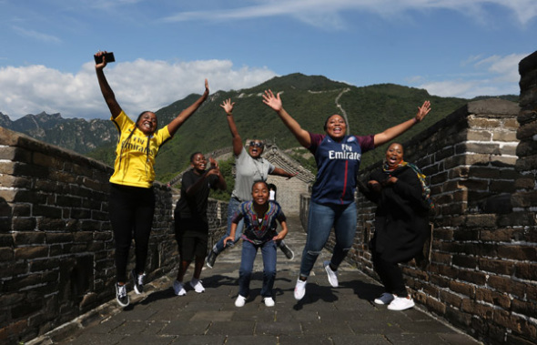 Foreigners celebrate at the Mutianyu section of the Great Wall in Huairou, Beijing, this summer. (Photo by BU XIANGDONG/FOR CHINA DAILY) Foreigners celebrate at the Mutianyu section of the Great Wall in Huairou, Beijing, this summer. (Photo by BU XIANGDONG/FOR CHINA DAILY)
