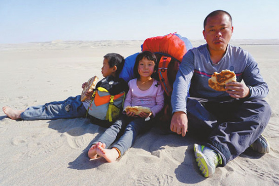 Wenwen (center) and his father (right) (Photo provided to West China City News)