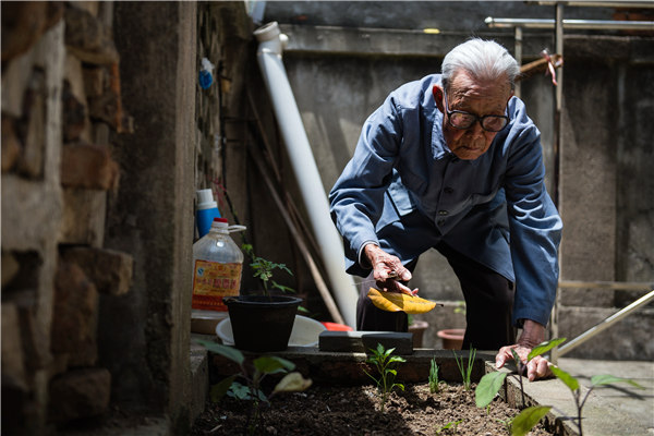 Guan Guangjing, the oldest Nanjing Massacre survivor until his death on Sunday, works in his vegetable garden. (Xinhua) Guan Guangjing, the oldest Nanjing Massacre survivor until his death on Sunday, works in his vegetable garden. (Xinhua)