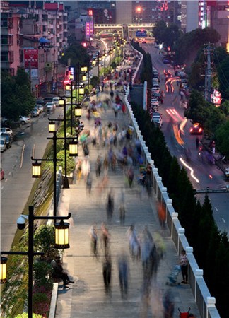 Residents stroll through the streets of Ankang city, Shaanxi province. (Xinhua) Residents stroll through the streets of Ankang city, Shaanxi province. (Xinhua)