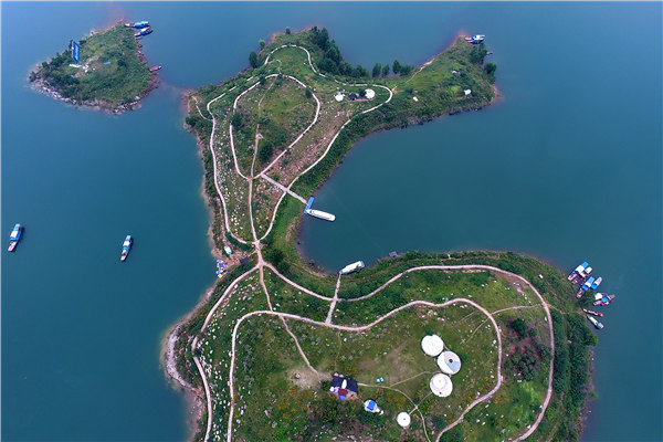 The Danjiangkou Reservoir in Shiyan, Hubei province, is a source area for the South-to-North Water Diversion Project. (Liu Jiao/For China Daily) The Danjiangkou Reservoir in Shiyan, Hubei province, is a source area for the South-to-North Water Diversion Project. (Liu Jiao/For China Daily)