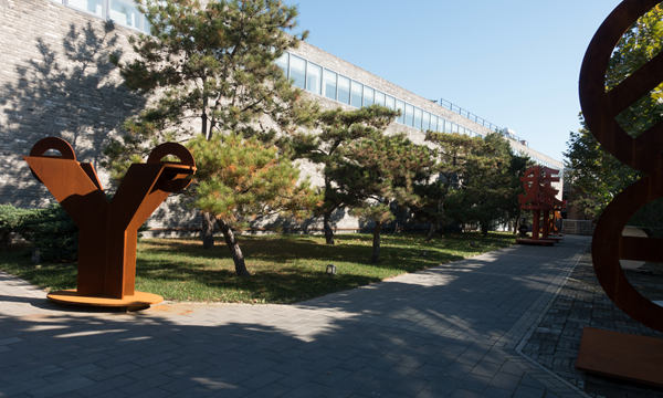 The main building of Huang Rui White Cloud House and artist Huang Rui's sculptures in the yard. The 1,200-square meter building is a cooperative product of Dutch designer Neville Mars and Chinese designer Bian Jing. (Photo provided to chinadaily.com.cn) The main building of Huang Rui White Cloud House and artist Huang Rui's sculptures in the yard. The 1,200-square meter building is a cooperative product of Dutch designer Neville Mars and Chinese designer Bian Jing. (Photo provided to chinadaily.com.cn)