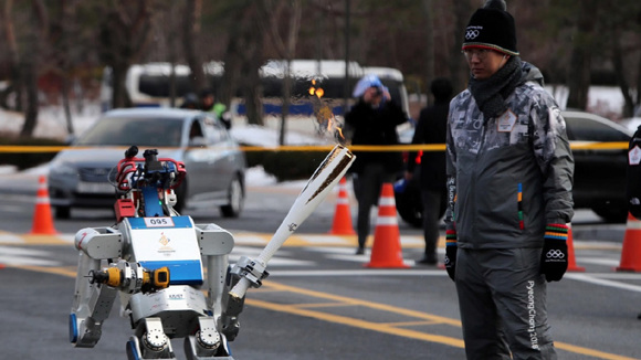 Robot Hubo carries the Olympic torch. (Photo/CGTN) Robot Hubo carries the Olympic torch. (Photo/CGTN)