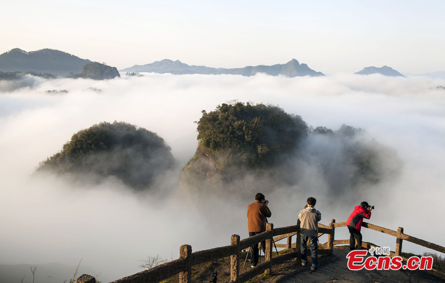 Cliff coffins add mystery to Wuyi Mountain
