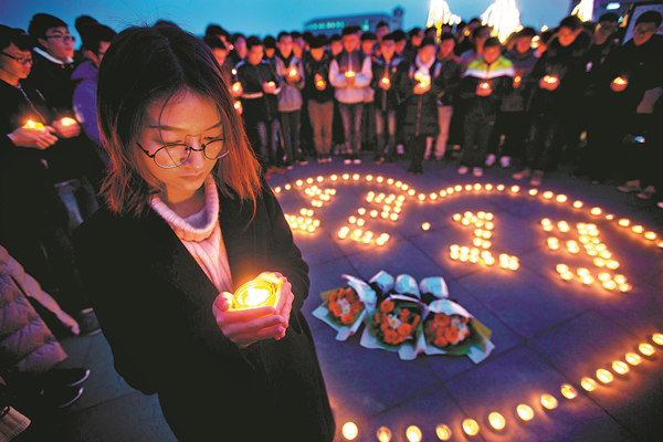 Students from Dongnan University in Nanjing light candles on Tuesday to commemorate the Nanjing Massacre, which began 80 years ago on Wednesday. A memorial hall commemorating the tribunal of accused war criminals in Tokyo will be built in Shanghai. (YANG BO / CHINA NEWS SERVICE) Students from Dongnan University in Nanjing light candles on Tuesday to commemorate the Nanjing Massacre, which began 80 years ago on Wednesday. A memorial hall commemorating the tribunal of accused war criminals in Tokyo will be built in Shanghai. (YANG BO / CHINA NEWS SERVICE)
