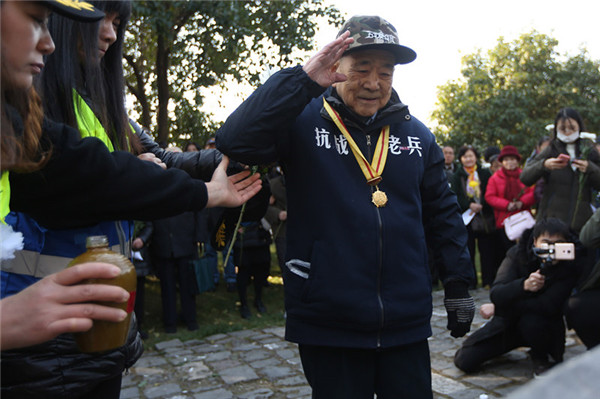 A Chinese veteran salutes the victims of the Nanjing Massacre. (Yang Bo/China News Service) A Chinese veteran salutes the victims of the Nanjing Massacre. (Yang Bo/China News Service)