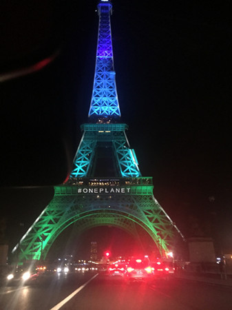 Eiffel Tower is lit up with environmentally friendly colors on Tuesday night as One Planet Summit is held in Paris. (Fu Jing / China Daily) Eiffel Tower is lit up with environmentally friendly colors on Tuesday night as One Planet Summit is held in Paris. (Fu Jing / China Daily)