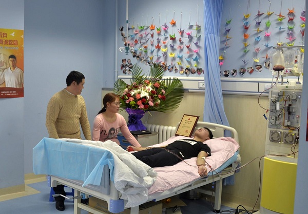 Feng Qianlang, a junior student in Heilongjiang University of Chinese Medicine in Harbin, donated his hematopoietic stem cells to a leukemia patient who was more than 2,000 kilometers away in Shanghai on Monday. (Photo provided to chinadaily.com.cn) Feng Qianlang, a junior student in Heilongjiang University of Chinese Medicine in Harbin, donated his hematopoietic stem cells to a leukemia patient who was more than 2,000 kilometers away in Shanghai on Monday. (Photo provided to chinadaily.com.cn)
