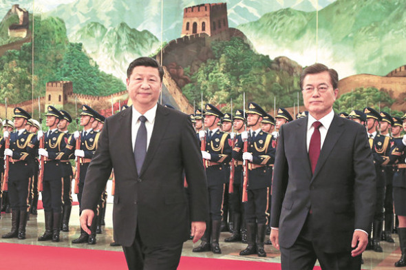 President Xi Jinping accompaniesRepublic of Korea President Moon Jae-in at a welcoming ceremony at the Great Hall of the People in Beijing on Thursday. (Photo: China Daily/Wu Zhiyi) President Xi Jinping accompaniesRepublic of Korea President Moon Jae-in at a welcoming ceremony at the Great Hall of the People in Beijing on Thursday. (Photo: China Daily/Wu Zhiyi)