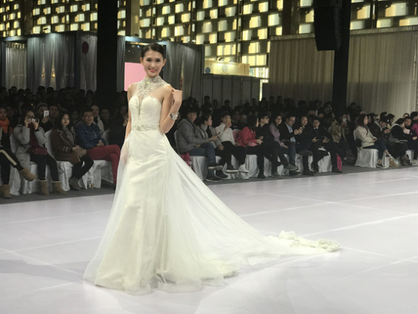 A model shows a wedding dress at the Shanghai Winter Wedding Expo last weekend. (Photo: China Daily/He Qi) A model shows a wedding dress at the Shanghai Winter Wedding Expo last weekend. (Photo: China Daily/He Qi)