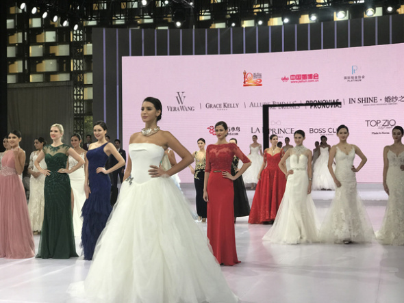 Models show wedding dresses at the Shanghai Winter Wedding Expo last weekend. (Photo: China Daily/He Qi) Models show wedding dresses at the Shanghai Winter Wedding Expo last weekend. (Photo: China Daily/He Qi)