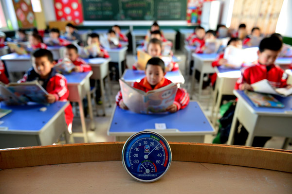 Children in Hebei province study in a classroom heated by solar panels donated by a local company. (Photo/Xinhua) Children in Hebei province study in a classroom heated by solar panels donated by a local company. (Photo/Xinhua)