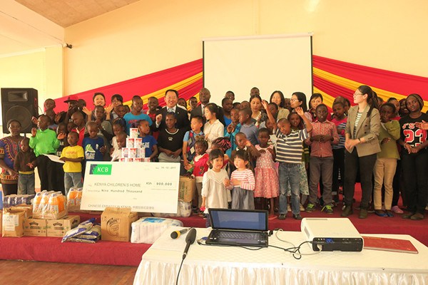 A delegation from the Chinese embassy in Kenya donates foodstuff to Kenya Children's Home. (Photo by Lucie Morangi/China Daily) A delegation from the Chinese embassy in Kenya donates foodstuff to Kenya Children's Home. (Photo by Lucie Morangi/China Daily)