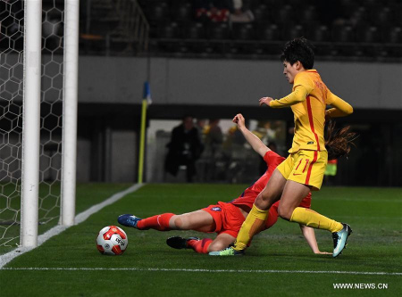 China's Wang Shanshan (R) shoots during the women's football match between South Korea and China at the EAFF E-1 football championship in Chiba, Japan, Dec. 15, 2017. China won by 3-1. (Xinhua/Hua Yi) China's Wang Shanshan (R) shoots during the women's football match between South Korea and China at the EAFF E-1 football championship in Chiba, Japan, Dec. 15, 2017. China won by 3-1. (Xinhua/Hua Yi)