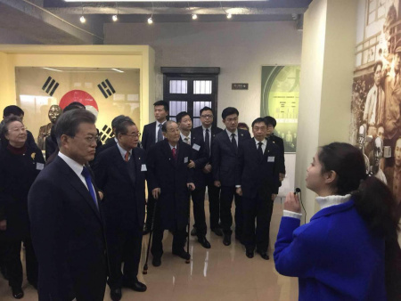 ROK President Moon Jae-in pays a visit to the Museum of the Provisional Government of the Republic of Korea in Chongqing, on Dec. 16, 2017. (Photo/China Daily) ROK President Moon Jae-in pays a visit to the Museum of the Provisional Government of the Republic of Korea in Chongqing, on Dec. 16, 2017. (Photo/China Daily)