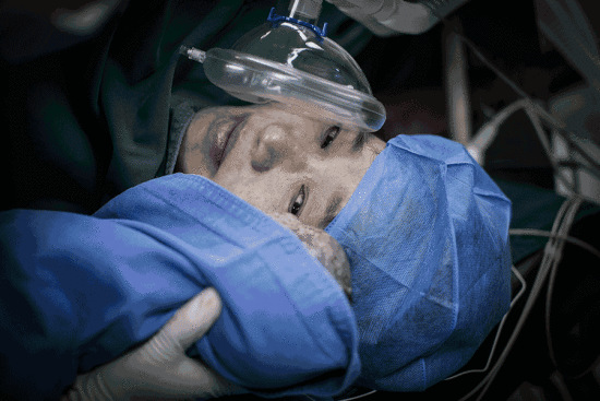 Fang Zhiying, a 48-year-old woman who lost her 24-year-old firefighter son in a blast in Tianjin in 2015, looks at her newborn infant at Zhongnan Hospital in Wuhan, Hubei province, on Thursday. JIADAI TENGFEI/FOR CHINA DAILY Fang Zhiying, a 48-year-old woman who lost her 24-year-old firefighter son in a blast in Tianjin in 2015, looks at her newborn infant at Zhongnan Hospital in Wuhan, Hubei province, on Thursday. JIADAI TENGFEI/FOR CHINA DAILY