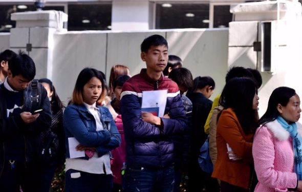 Applicants line up at an employment market in Longhua to apply for jobs with Foxconn Technology Group. (Photo: China Daily) Applicants line up at an employment market in Longhua to apply for jobs with Foxconn Technology Group. (Photo: China Daily)