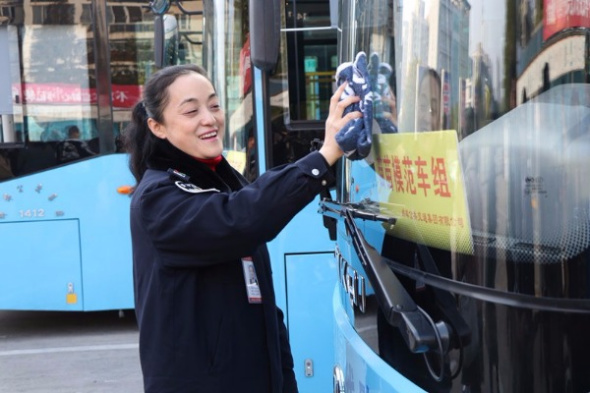 Driver Yang Miaomiao, in Bengbu, Anhui province, a delegate to the 19th CPC National Congress, cleans her bus in November. (Zhu Lixin/China Daily) Driver Yang Miaomiao, in Bengbu, Anhui province, a delegate to the 19th CPC National Congress, cleans her bus in November. (Zhu Lixin/China Daily)
