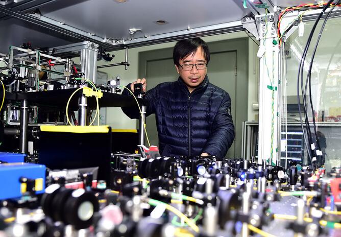 Pan Jianwei works in a laboratory at the University of Science and Technology of China in February last year. Pan has been hailed for his leadership in quantum communication. LIU JUNXI/XINHUA Pan Jianwei works in a laboratory at the University of Science and Technology of China in February last year. Pan has been hailed for his leadership in quantum communication. LIU JUNXI/XINHUA