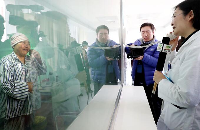 A doctor at Nanjing Drum Tower Hospital checks Wang Ling, standing in a germ-free room, after her stem cell transplant surgery. (Photo provided to China Daily) A doctor at Nanjing Drum Tower Hospital checks Wang Ling, standing in a germ-free room, after her stem cell transplant surgery. (Photo provided to China Daily)