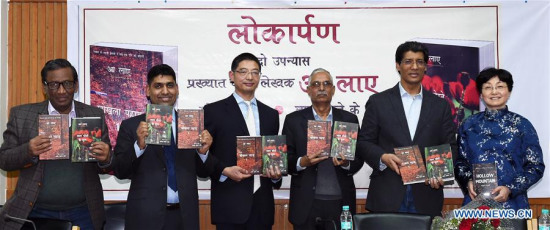 Publishers from China and India show the books Red Poppies and Hollow Mountain in Hindi language in New Delhi, India, Dec. 20, 2017. Two popular books, Red Poppies and Hollow Mountain, originally written by Chinese celebrated author Alai were released in Hindi here on Wednesday. (Xinhua/Zhang Naijie) Publishers from China and India show the books Red Poppies and Hollow Mountain in Hindi language in New Delhi, India, Dec. 20, 2017. Two popular books, Red Poppies and Hollow Mountain, originally written by Chinese celebrated author Alai were released in Hindi here on Wednesday. (Xinhua/Zhang Naijie)