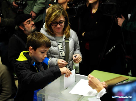 Citizens of Barcelona vote in a polling station in Barcelona, Spain, December 21, 2017. (Xinhua/Guo Qiuda) Citizens of Barcelona vote in a polling station in Barcelona, Spain, December 21, 2017. (Xinhua/Guo Qiuda)
