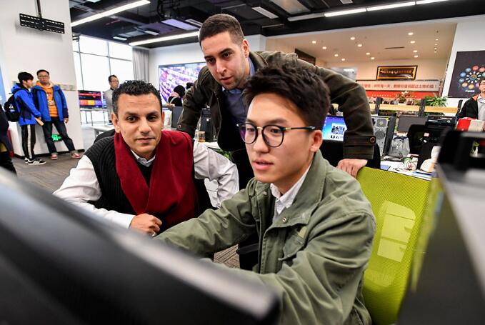 Foreign visitors watch a member of staff at work at the Guiyang Big Data Exchange. WU WEI/FOR CHINA DAILY Foreign visitors watch a member of staff at work at the Guiyang Big Data Exchange. WU WEI/FOR CHINA DAILY