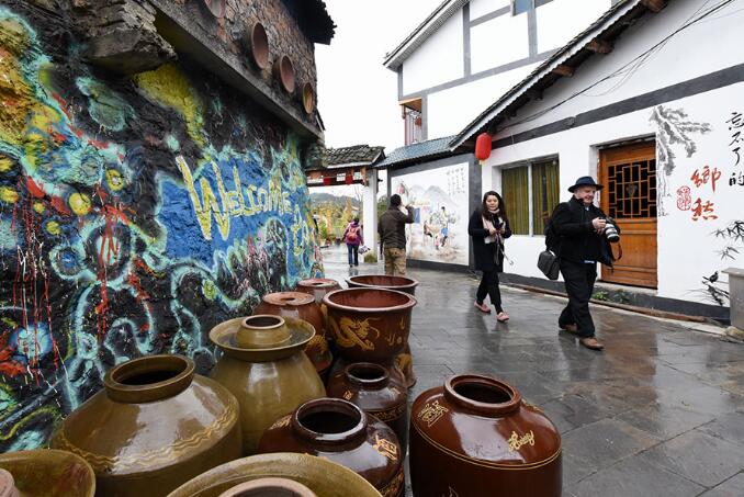 Bruce Connolly, a radio journalist who lives in Beijing, visits a pottery center in Huamao. SONG WEI/CHINA DAILY Bruce Connolly, a radio journalist who lives in Beijing, visits a pottery center in Huamao. SONG WEI/CHINA DAILY