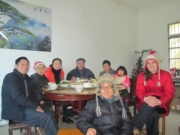 Jocelyn Eikenburg sits with her husband's family in the Hangzhou countryside in December 2013. (Photo provided to chinadaily.com.cn) Jocelyn Eikenburg sits with her husband's family in the Hangzhou countryside in December 2013. (Photo provided to chinadaily.com.cn)