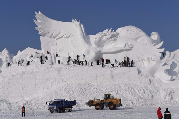 Nearly 100 artists work on a giant snow sculpture this month ahead of an international art expo in Harbin, Heilongjiang province.(Photos By Liu Yang / For China Daily) Nearly 100 artists work on a giant snow sculpture this month ahead of an international art expo in Harbin, Heilongjiang province.(Photos By Liu Yang / For China Daily)