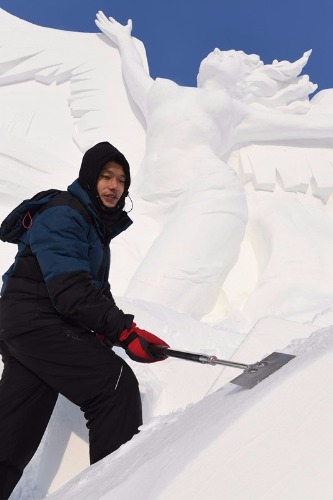 Zhou Yanzhi works on the snow sculpture. (Liu Yang/For China Daily) Zhou Yanzhi works on the snow sculpture. (Liu Yang/For China Daily)