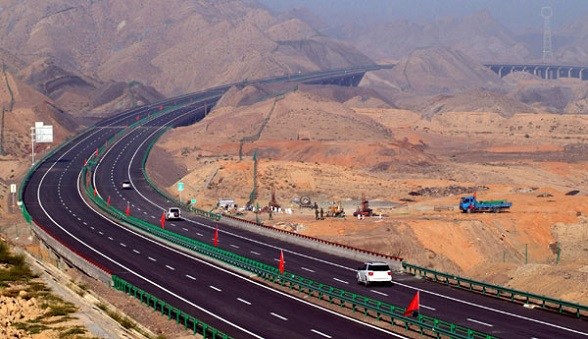 The Zhongmeng Expressway in Ningxia Hui autonomous region, Aug 22, 2008. (Photo/Xinhua) The Zhongmeng Expressway in Ningxia Hui autonomous region, Aug 22, 2008. (Photo/Xinhua)