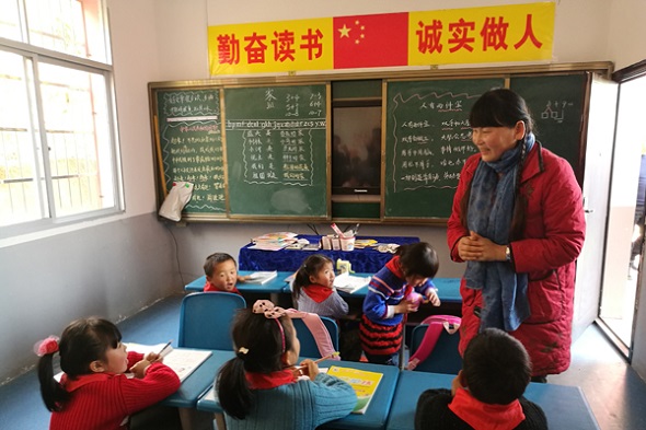 Zhi Yueying, a rural teacher, gives a Chinese lesson to students at a primary school in Baiyang, Fengxin county, in Jiangxi province. (Photo by Wang Jian/China Daily) Zhi Yueying, a rural teacher, gives a Chinese lesson to students at a primary school in Baiyang, Fengxin county, in Jiangxi province. (Photo by Wang Jian/China Daily)