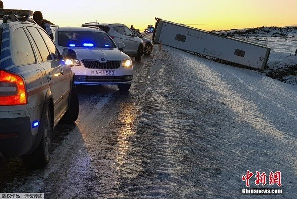 A bus, carrying 46 Chinese tourists, rear-ended and then flipped over in Iceland on Wednesday, leaving at least one dead at the scene and 12 injured hospitalized in the aftermath. (Photo/Chinanews.com) A bus, carrying 46 Chinese tourists, rear-ended and then flipped over in Iceland on Wednesday, leaving at least one dead at the scene and 12 injured hospitalized in the aftermath. (Photo/Chinanews.com)