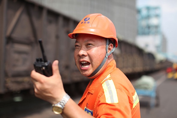 Dock worker Pi Jinjun directs his team at the Port of Qingdao in Shandong province in July. (Photo provided to China Daily) Dock worker Pi Jinjun directs his team at the Port of Qingdao in Shandong province in July. (Photo provided to China Daily)