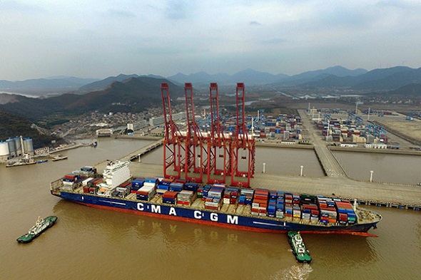 A container ship docks at Zhoushan port in Ningbo, East China's Zhejiang province. Environmental protection is now a top priority for the Yangtze River Economic Belt.(Photo by Yao Feng/for China Daily) A container ship docks at Zhoushan port in Ningbo, East China's Zhejiang province. Environmental protection is now a top priority for the Yangtze River Economic Belt.(Photo by Yao Feng/for China Daily)